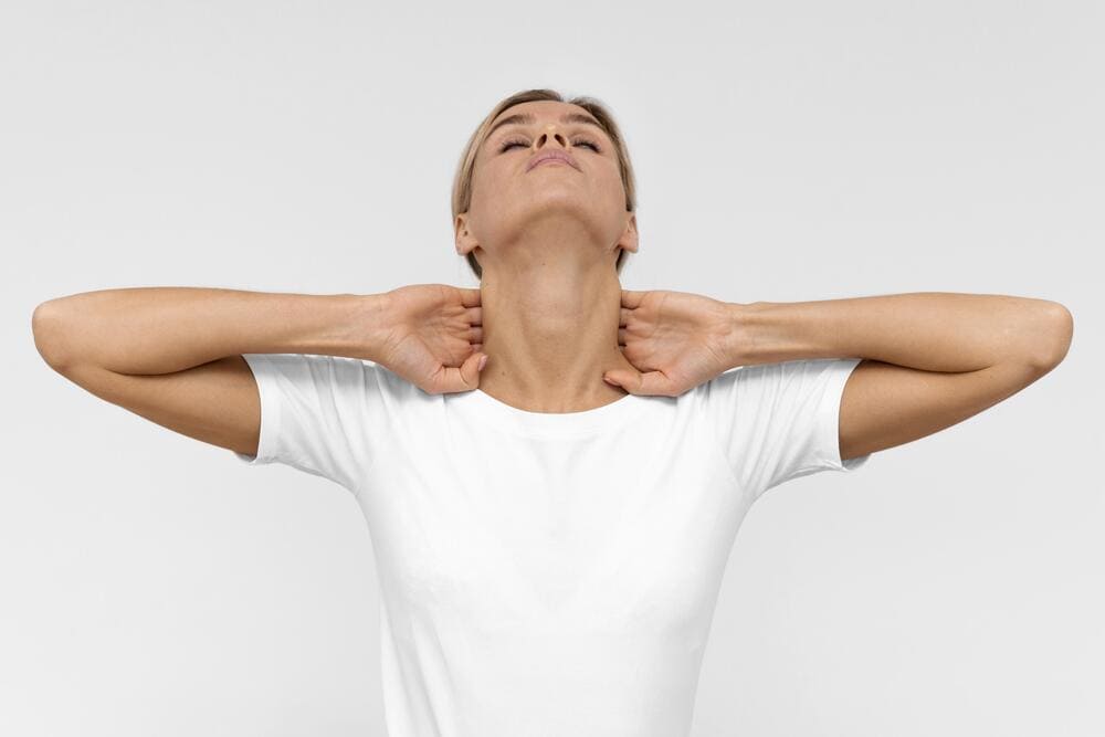 mujer haciendo ejercicios fisioterapia cuello